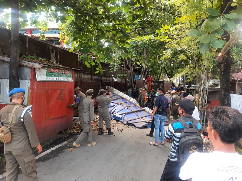 Satpol PP Robohkan Lapak PKL yang Dijadikan Sarana Pesta Miras